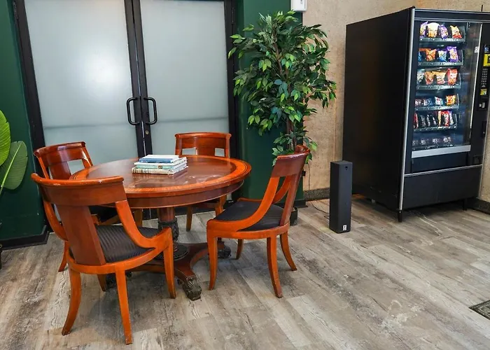 Spacious 2br South Loop With Skyline View, Optional Parking And Gym Access Close To Mccormick Place, Grant Park, Museum Campus & Cta Lines