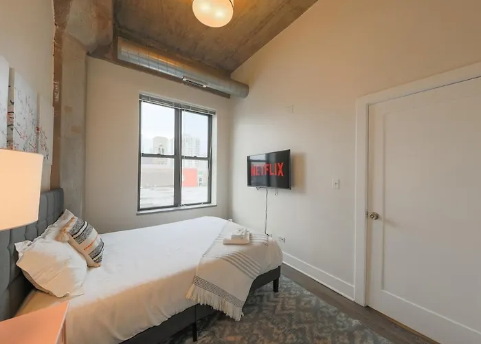 Spacious 2br South Loop With Skyline View, Optional Parking And Gym Access Close To Mccormick Place, Grant Park, Museum Campus & Cta Lines *
