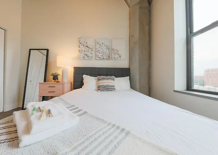 Spacious 2br South Loop With Skyline View, Optional Parking And Gym Access Close To Mccormick Place, Grant Park, Museum Campus & Cta Lines
