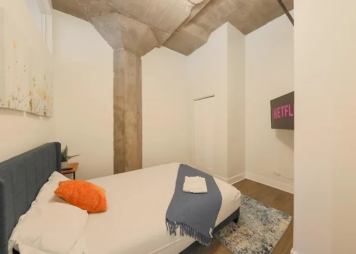 Spacious 2br South Loop With Skyline View, Optional Parking And Gym Access Close To Mccormick Place, Grant Park, Museum Campus & Cta Lines