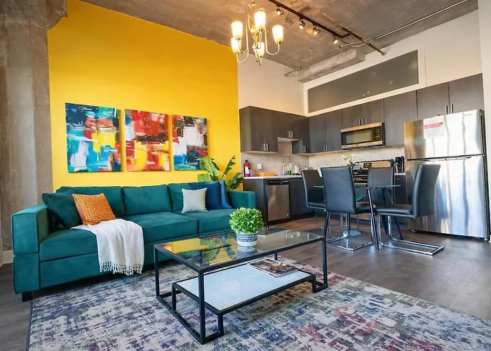 Spacious 2br South Loop With Skyline View, Optional Parking And Gym Access Close To Mccormick Place, Grant Park, Museum Campus & Cta Lines *